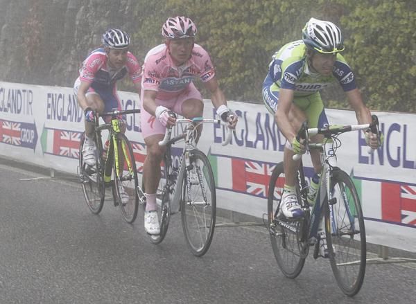Nicki S&ouml;rensen (Saxo Bank) and Vincenzo Nibali (Liquigas - Doimo) take on the final climb.