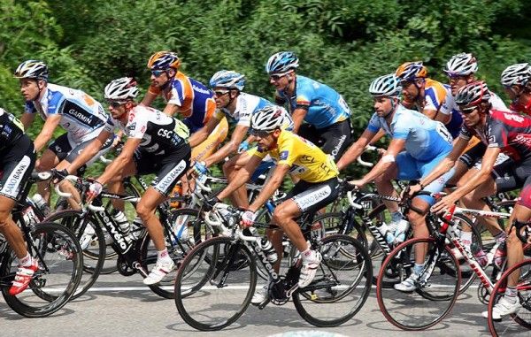 The yellow jersey sits comfortably in the bunch on what was a comfortable first day for Sastre.
