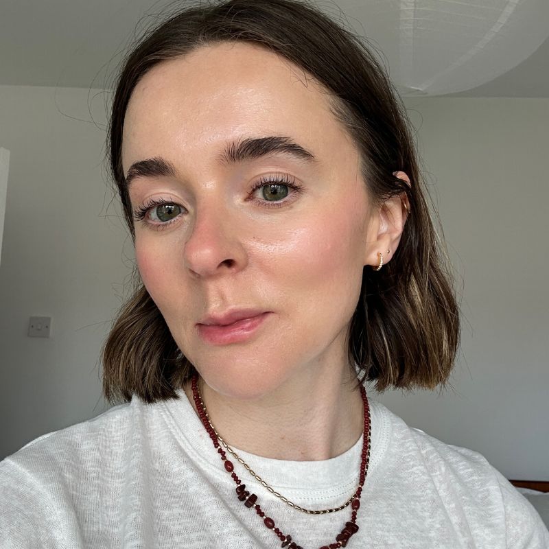Grace con el rubor iluminador Complexion Rescue de Bareminerals