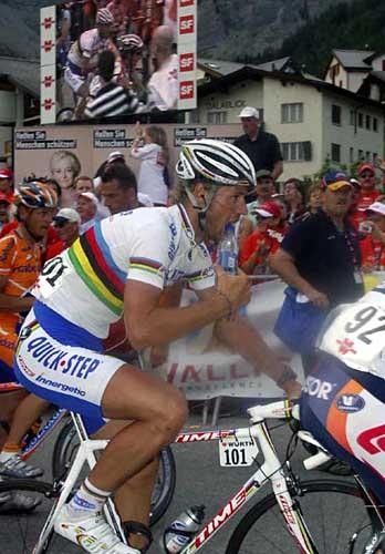 Tom Boonen (Quick.Step-Innergetic) comes rolling in.