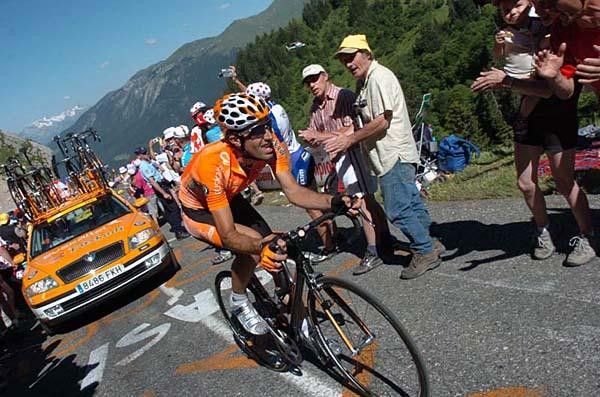 I&ntilde;igo Landaluze (Euskaltel-Euskadi) has Gerdemann in sight, but can't close the gap.