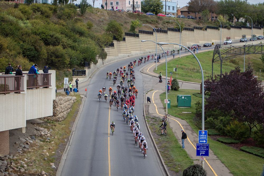 The peloton on the descent