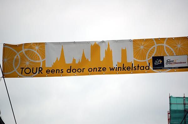 Banners welcome the Tour in "our business city"