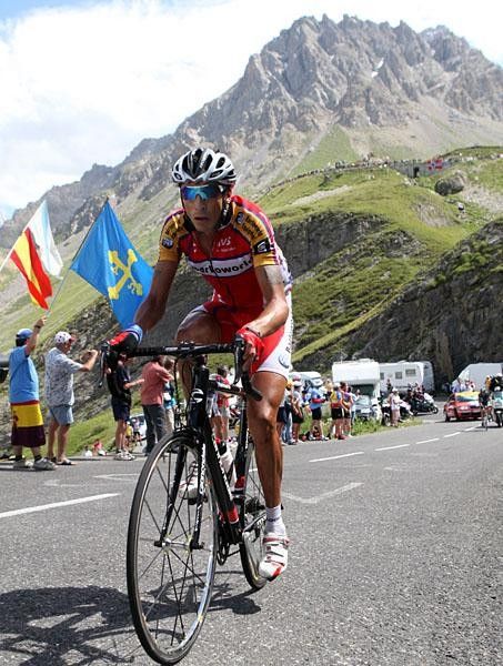 Mauricio Soler (Barloworld) rides well in the mountains, came back from behind and passed the front group immedately.