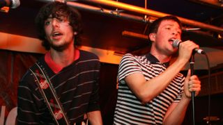 Felix White and Orlando Weeks of the Maccabees, performing in 2005