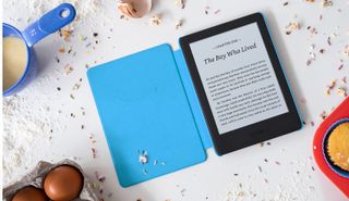 En Amazon Kindle Kids Edition ligger öppnad på ett bord bland ett gäng ingredienser för att baka.