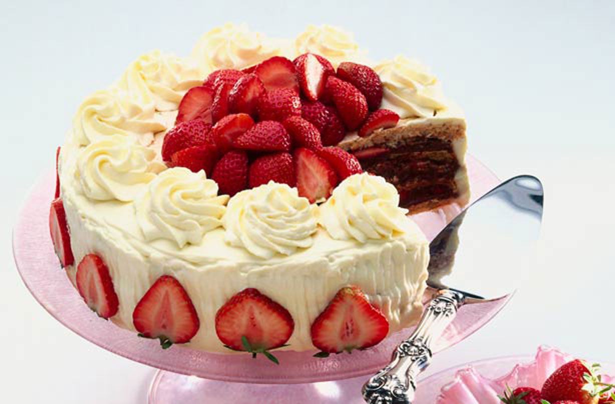 Mary Berry's strawberry cake | British Recipes | GoodtoKnow