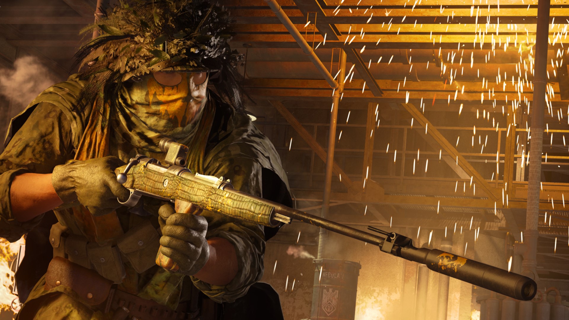 Un soldado con un rifle caminando por un edificio en llamas en Call of Duty: Warzone