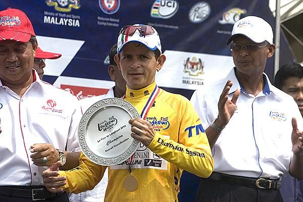 Tour winner Jose Rujano (ISD-Neri) from Venezuala accepts his trophy on the podium in Kuala Lumpur.