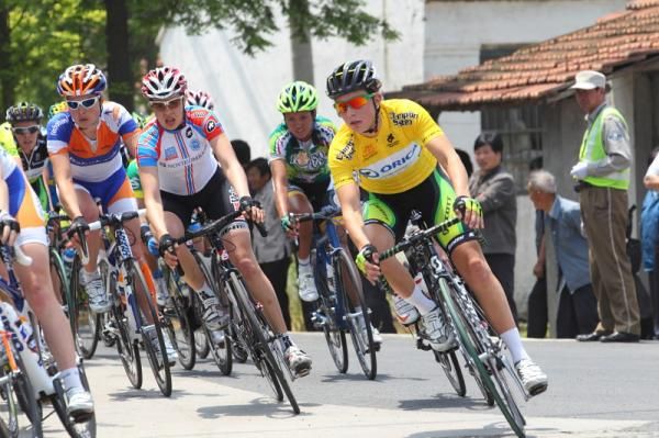 Race leader, Melissa Hoskins (Orica - AIS) next to Romy Kasper (Rusvelo)