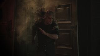 Henry Cavill interpretando a Geralt de Rivia en el primer capítulo de la temporada 2 de The Witcher