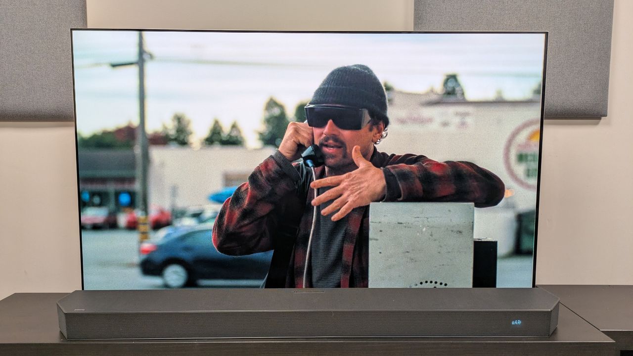 One Battle After Another 4K Blu-ray on LG G5, showing Bob in disguise. Picture shows the crips textures and natural colors of the 4K disc