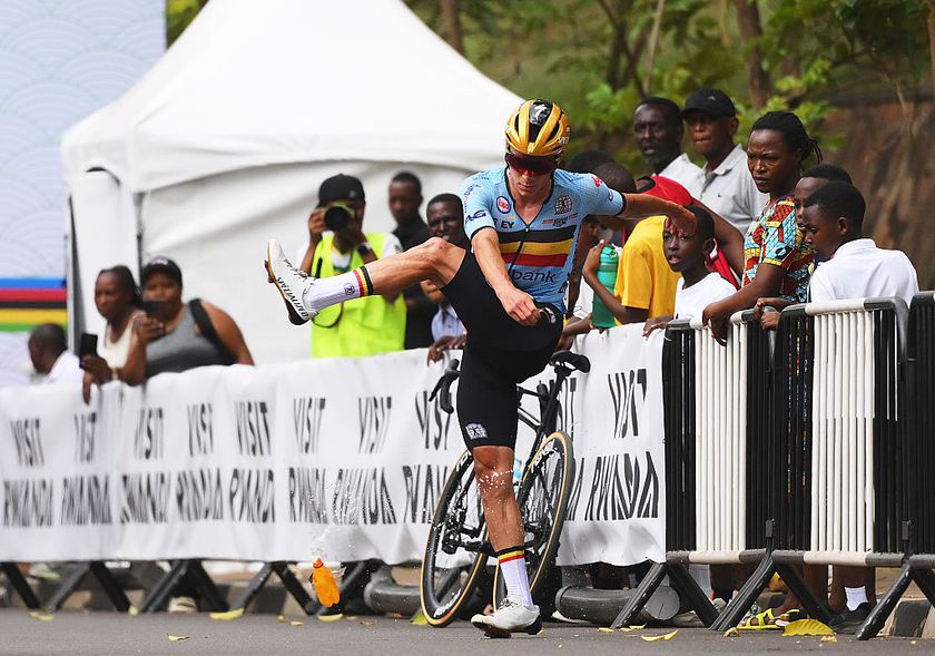 KIGALI, RWANDA - SEPTEMBER 28: Remco Evenepoel and Team Belgium changing bike after a mechanical problem during the 98th UCI Cycling World Championships Kigali 2025, Men Elite Road Race a 267.5km race from Kigali to Kigali on September 28, 2025 in Kigali, Rwanda. (Photo by David Ramos/Getty Images)