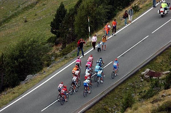 The leaders charge up the Arcal&iacute;s.
