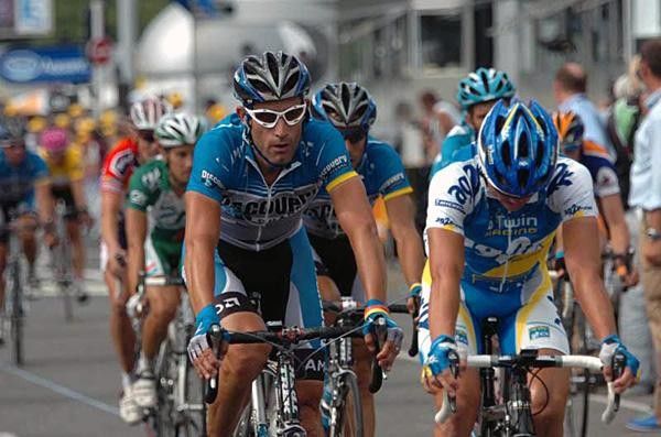 George Hincapie (Discovery Channel) comes in with Simon Gerrans