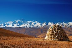 Tibetan landscape with Mount Everest in the background 