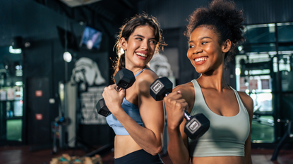 Two women training at the gym to beat gym anxiety 