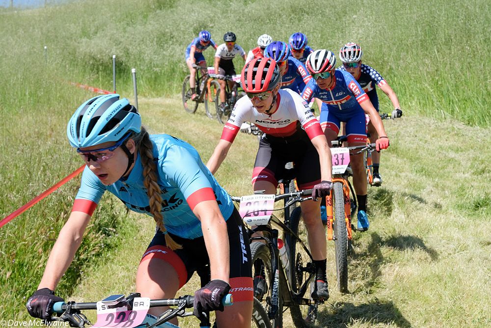 Evie Richards (Trek Factory Racing) descending in a large group on the backside of the course.