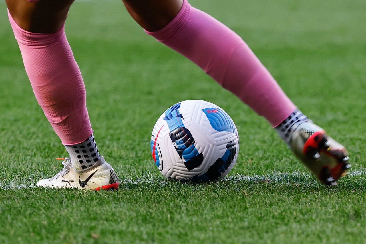 San Diego Wave FC goalkeeper Kailen Sheridan plays the ball during an NWSL game. 