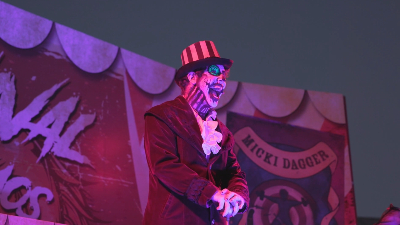 a scary clown at SeaWorld San Diego Howl-O-Scream