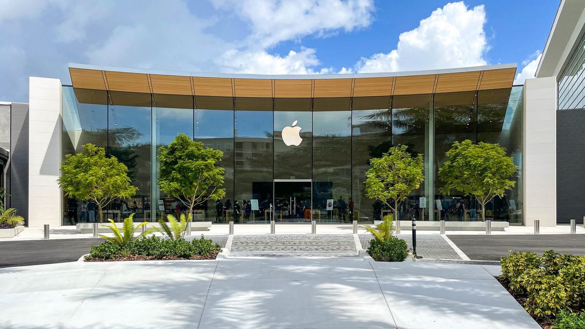 The redesigned Apple Dadeland has officially opened in Miami, Florida