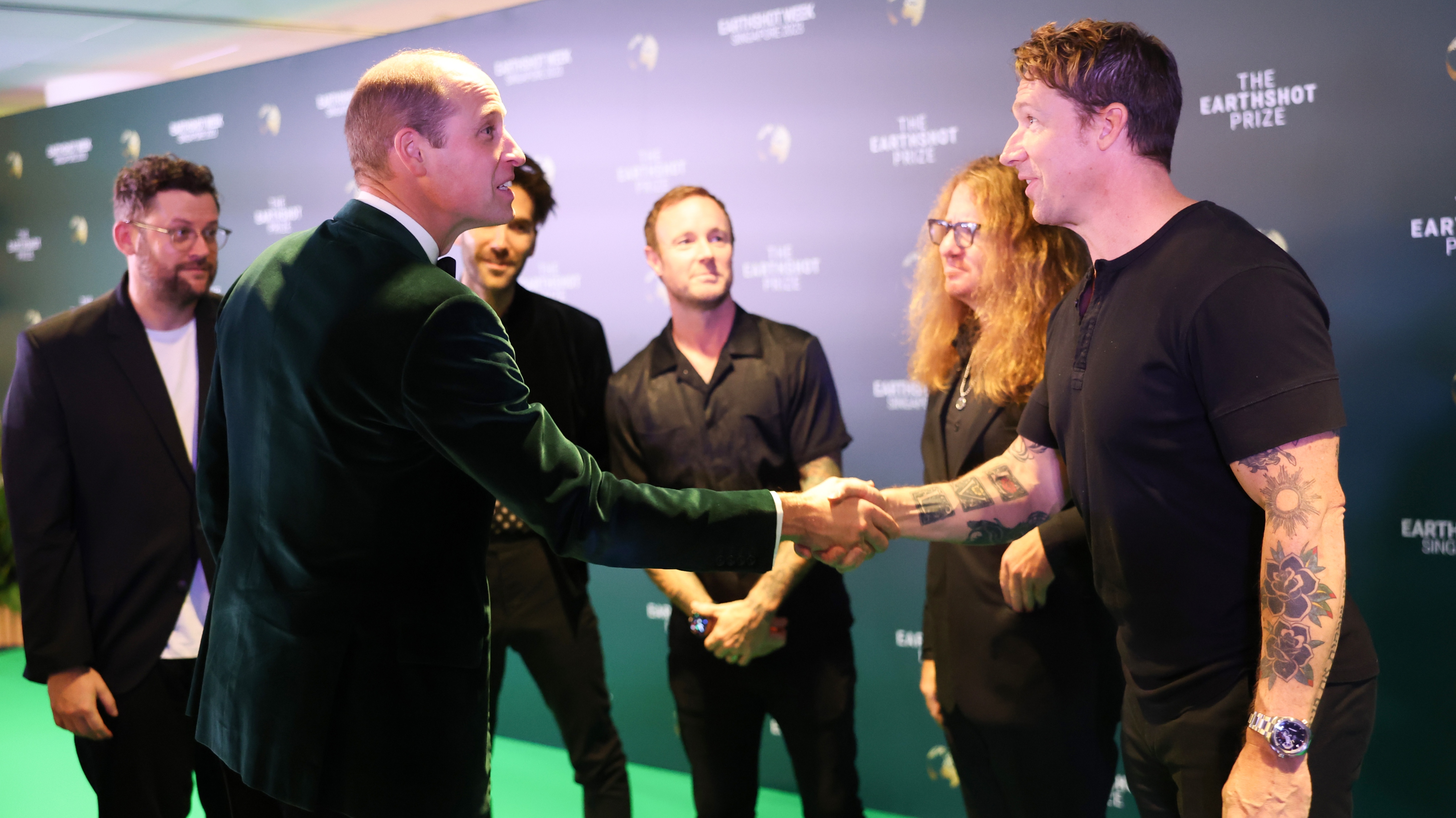 Princ William, princ z Walesu hovoří se členy OneRepublic během ceremoniálu udílení cen Earthshot 2023 dne 7. listopadu 2023