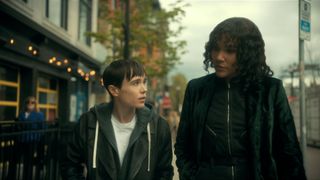 Viktor y Allison Hargreeves hablan mientras andan por la calle en la temporada 3 de The Umbrella Academy