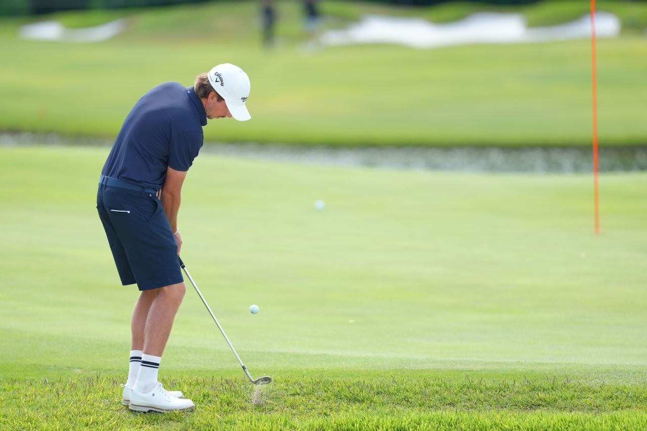 Bjorn Hellgren hits a chip shot