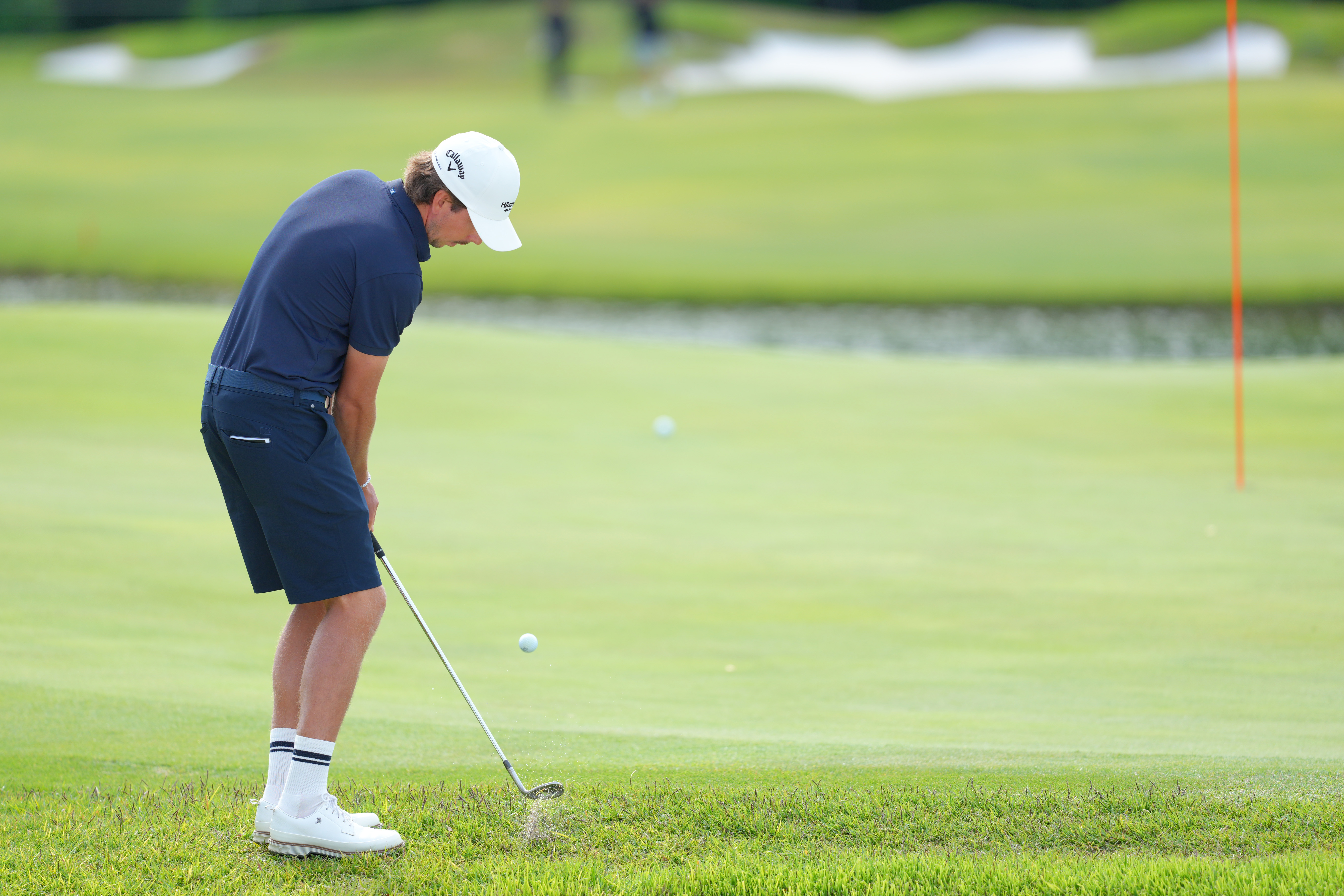 Bjorn Hellgren hits a chip shot