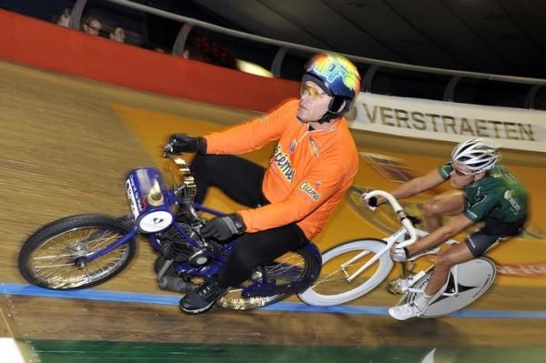 Kenny de Ketele follows his derny on day four