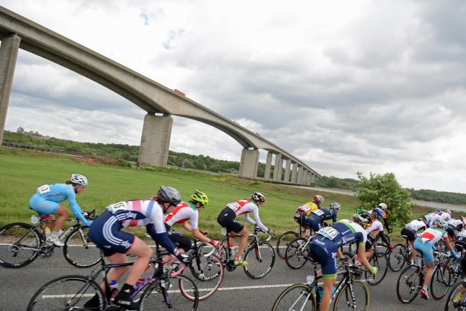 The bunch passes under the Onwell Bridge