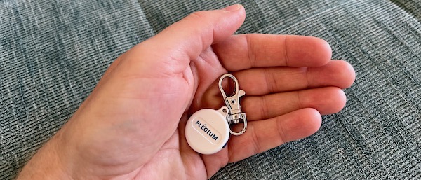 En hand som håller Plegium Smart Emergency Button