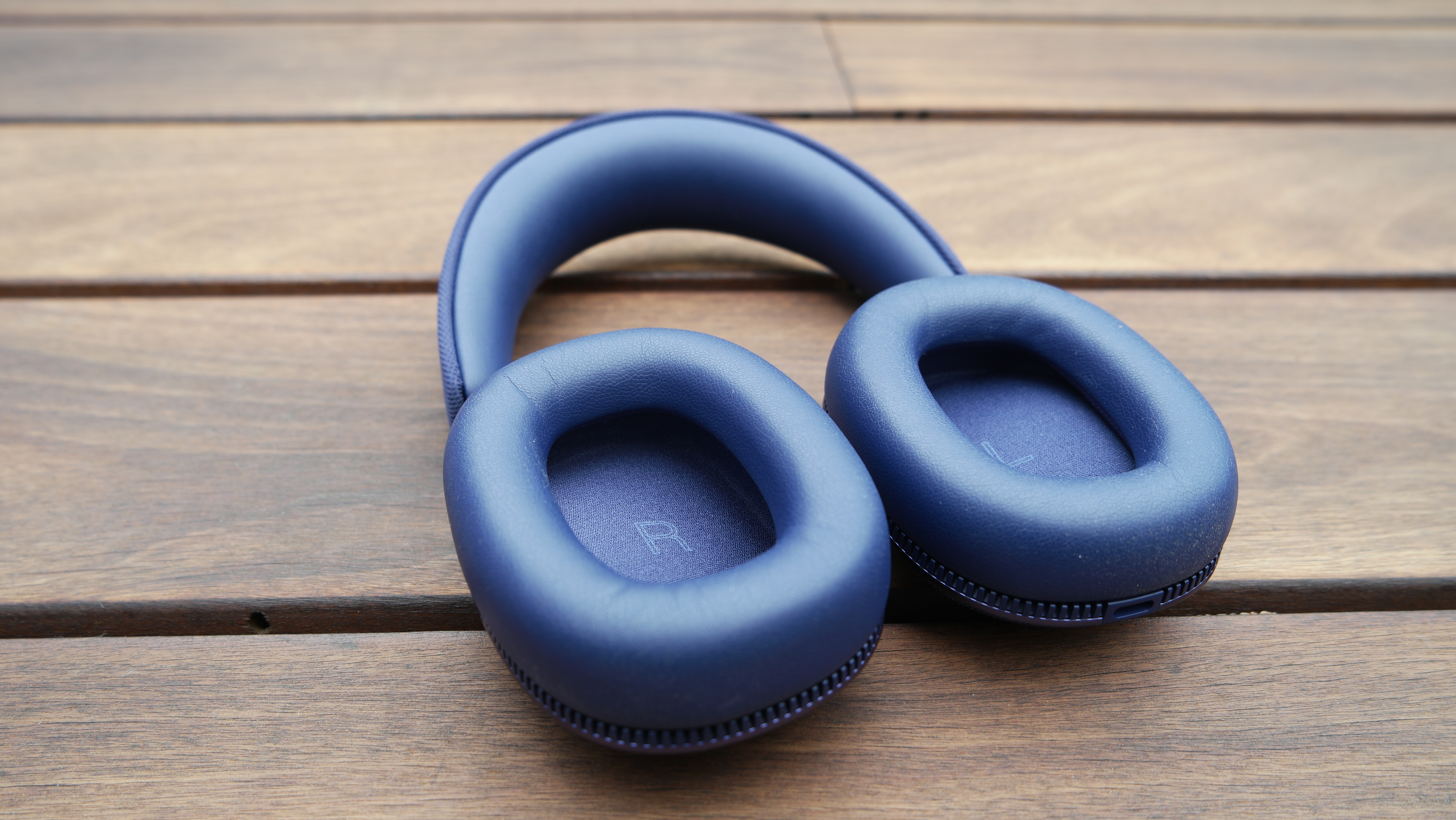 Bowers & Wilkins Px7 S3 showing the insides of the earcups