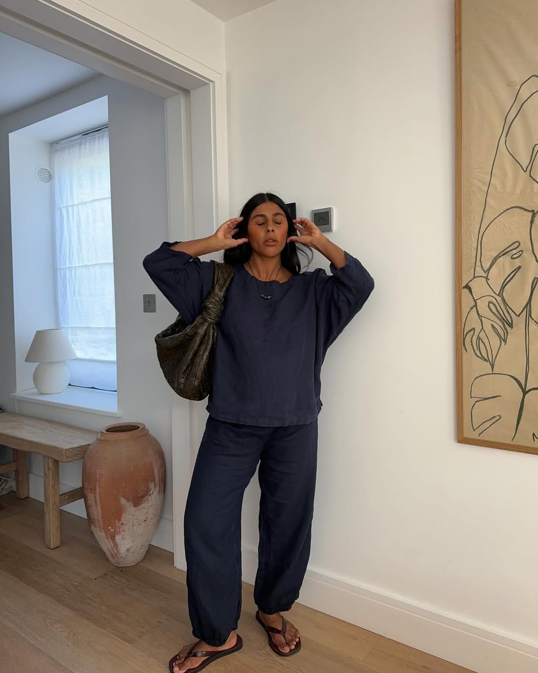 @monikh wears navy linen trousers