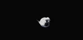 No dia 2 de maio, a cápsula espacial Dragon Endeavour, a 60 metros da ISS, se move para dar lugar ao Starliner.