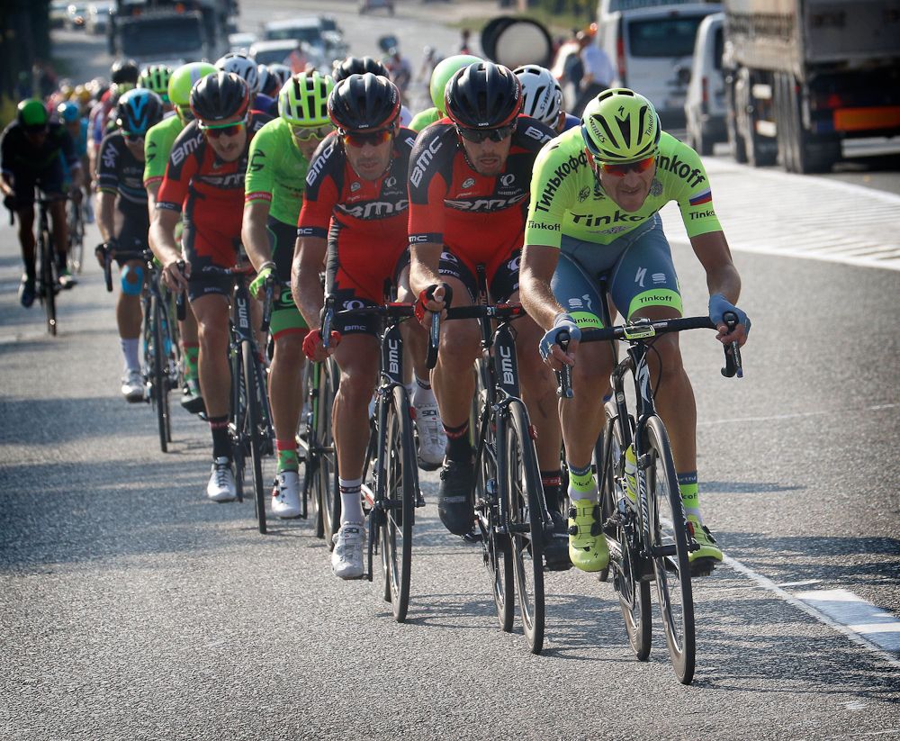 Tinkoff and BMC chase down the escapees at the end of the Eneco Tour
