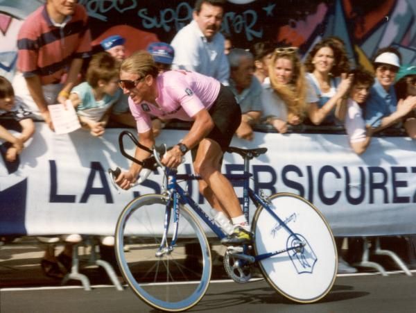 Berzin blasts to victory wearing the maglia rosa