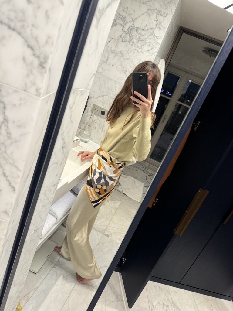 Laura Vidrequin Roso wearing a scarf as a belt