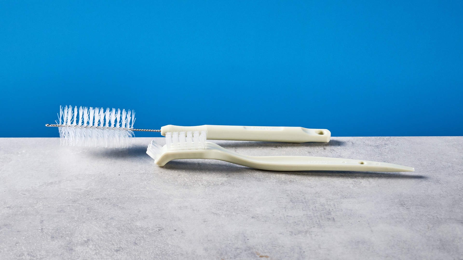 Kuvings Auto8 hands-free slow juicer photographed on a blue background.