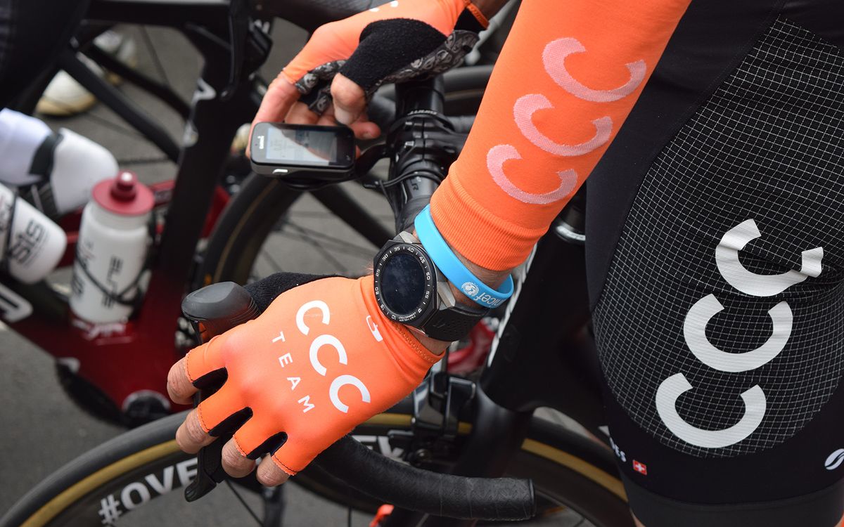 Laurens ten Dam wears a Garmin watch alongside an Edge 520 computer
