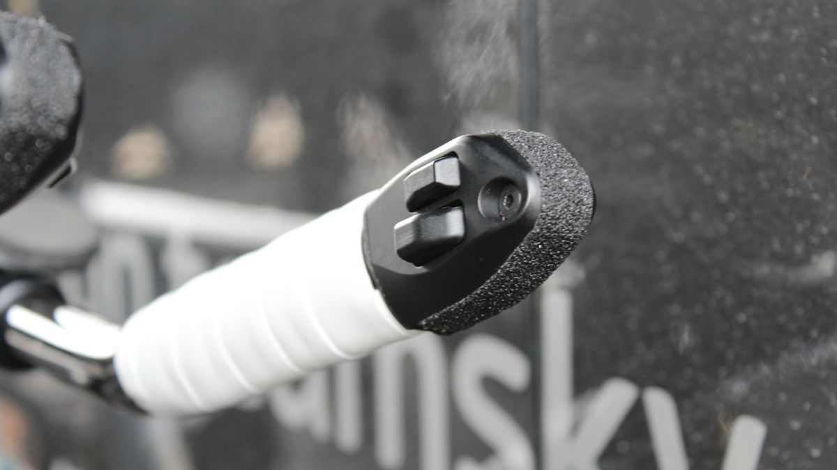 The stock Di2 TT shifters are wrapped with griptape for traction when Wiggins is holding onto the tips.