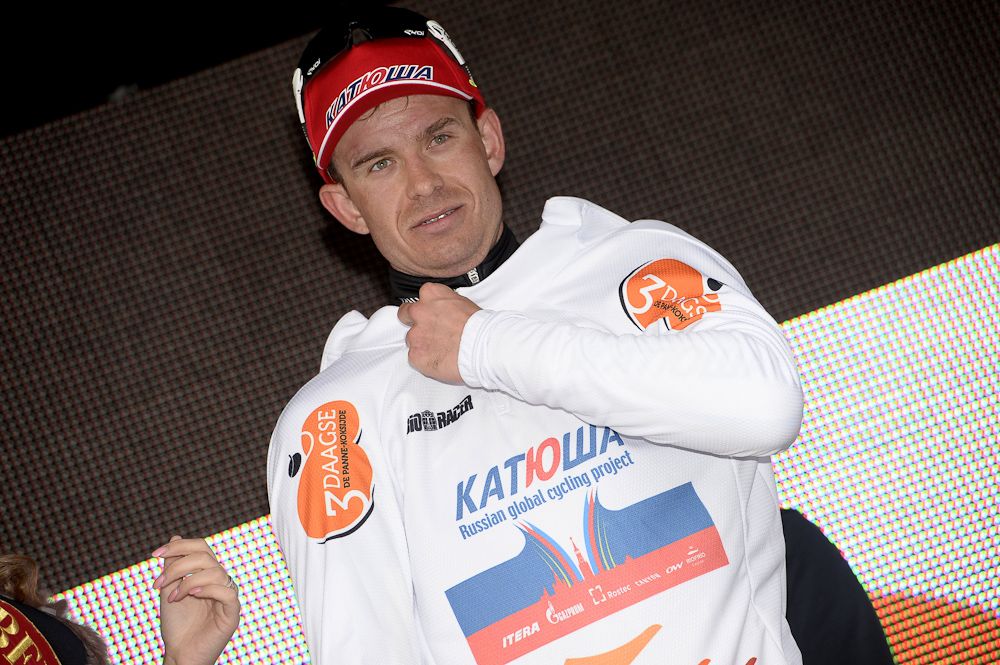Alexander Kristoff puts on the leader's jersey.