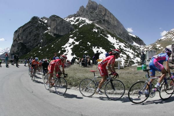 Simoni leads teammate Cunego during the 2004 Giro.