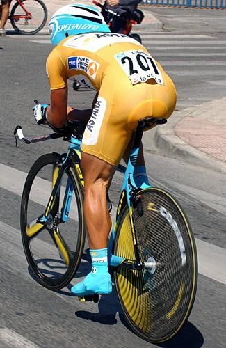 Alexandre Vinokourov (Astana) gets it cranking