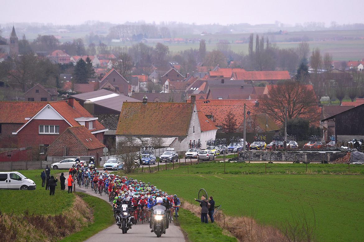 The bunch snaking through Flanders at Kuurne-Brussel-Kuurne