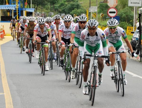 The Indeportes Antioquia-Aguardiente Antioque&ntilde;o team controls the race for leader Oscar Sevilla.