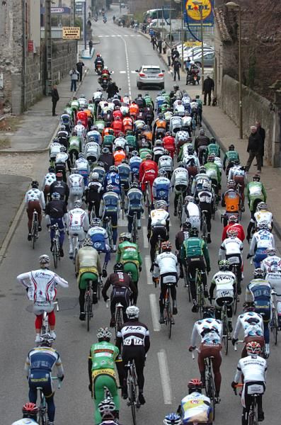 The peloton finally gets rolling on a shortened stage 2 in Etoile Besseges.