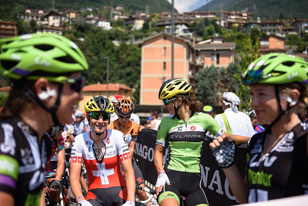 Rosella Ratto admires her teammate, Doris Schweizer's national champions kit at Giro Rosa 2016 - Stage 4