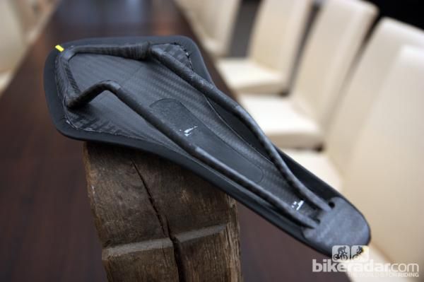 The co-molded carbon fiber and rubber shell on the new fi'zi:k Arione 00 retains the popular Wing Flex sides while also lending a bit of extra flex under the nose for long-distance comfort.