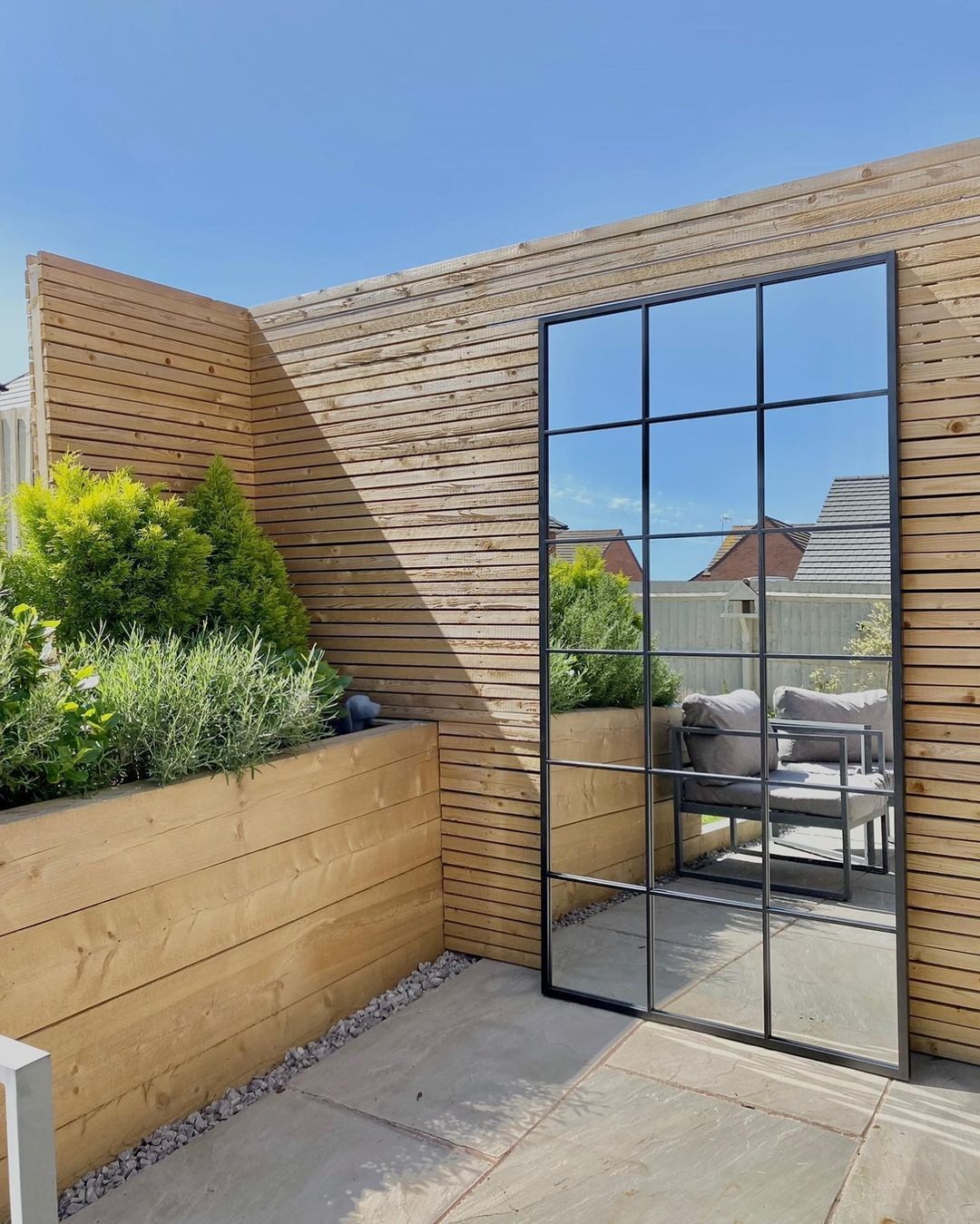 Cermin berdiri tinggi di halaman belakang